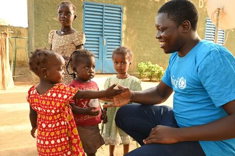 A UNICEF Staff member talks with children in Bongor, Chad.
