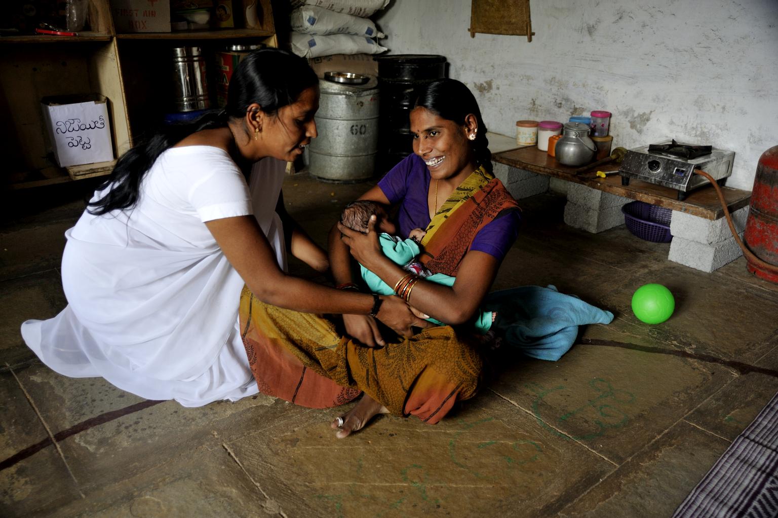 A young lactating mother in India is monitored by a local Auxillary Nurse Midwife. © UNICEF/INDA2014-00118/Biswas