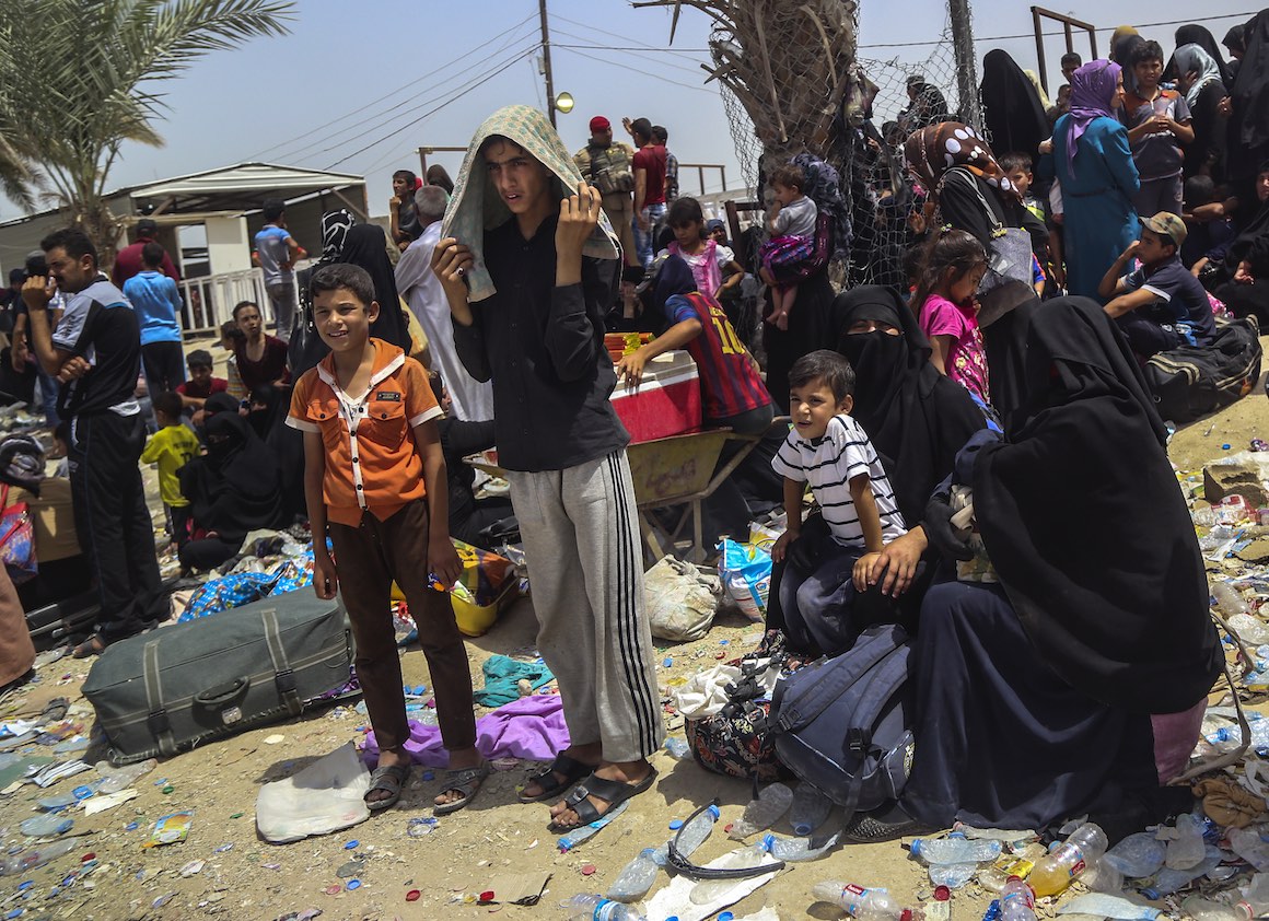 Iraq - Families, Children Flee Fallujah Fighting 