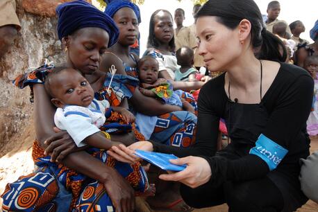 Lucy Liu meets mothers and children during a UNICEF program visit to the Democratic Republic of the Congo.