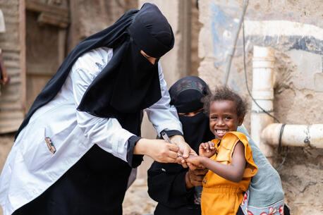 As part of the community health workers training conducted by UNICEF at Ibn Khaldoon Hospital, community health workers in Lahj Governorate, Yemen are reaching out to neighboring houses to provide vaccination services to children.