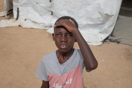 A 10-year-old boy in Sudan shields himself from sun rays with his hands. In 2024, global temperatures have soared to unprecedented levels, causing a severe heatwave that affected millions of children in Sudan, especially those in vulnerable circumstances.