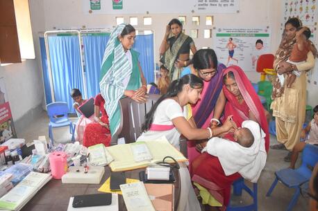 A UNICEF-supported Auxiliary Nurse Midwife immunizes a child in the village of Tulsidih in Jharkhand, India.