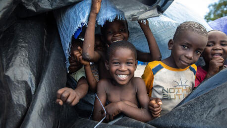 Kids from Samora Machel School under tents in Beira, Mozambique on 27 January 2021. ©UNICEF/UN0409037/Franco