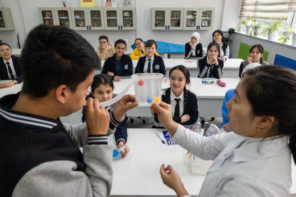 In Tashkent, Uzbekistan, students learn how air pollution affects human lungs and breathing using special models and learning equipment.