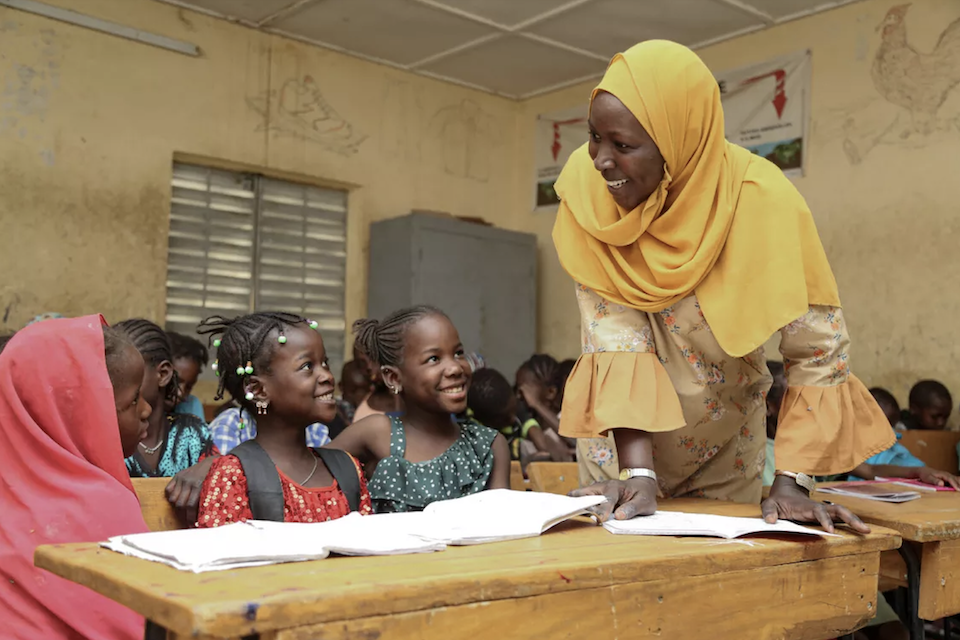 Teacher Imamaya Traoré, 24, with students at UNICEF-supported Mahamane Fondogoumo School in Timbuktu. 