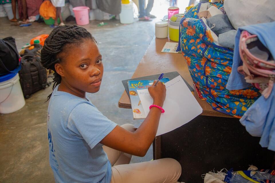 In Haiti — where surging violence is depriving hundreds of thousands of children from their right to an education —a 15-year-old girl attends catch-up classes supported by UNICEF.