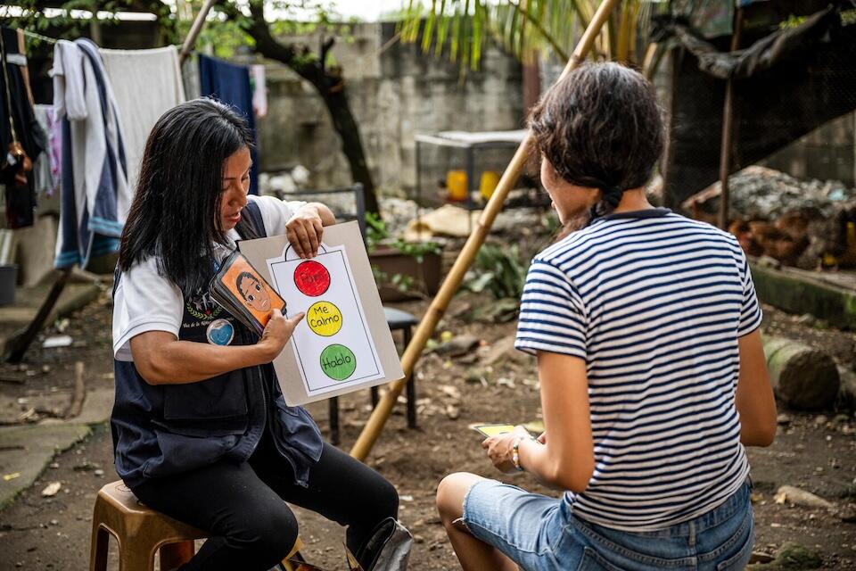 In Guatemala on Sept. 20, 2024, Luna, 17, receives therapy from Aleida, a psychologist with UNICEF-supported Voz de la Niñez.