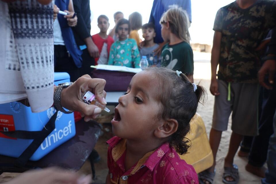 During the second round of the polio vaccination campaign, a mobile team in Hamad City in Khan Yunis is providing children with polio vaccinations and Vitamin A.