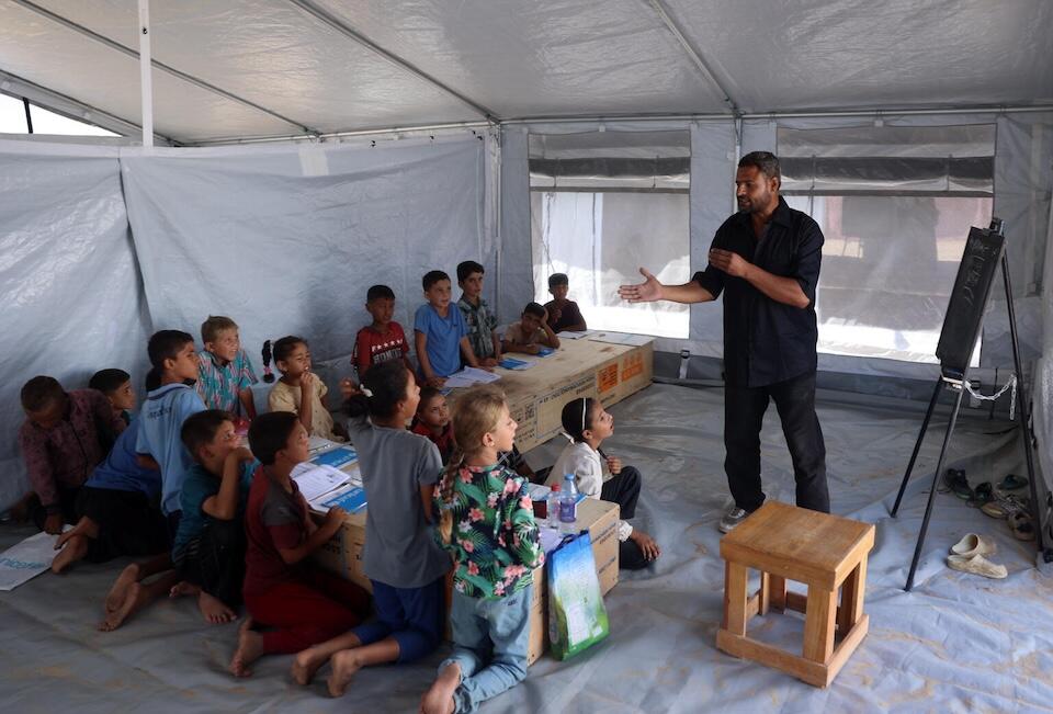 In the Gaza Strip, children attend a temporary learning center established by UNICEF with support from the German Federal Foreign Office and the Rahmatan Lil Alamin Foundation (RLAF).