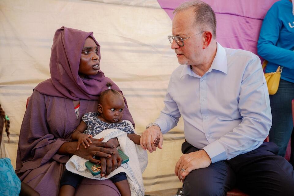 On Oct. 22, 2024, UNICEF Deputy Executive Director Ted Chaiban talks with a mother in Beet Elshabab internally displaced people's (IDP) camp in Port Sudan. 