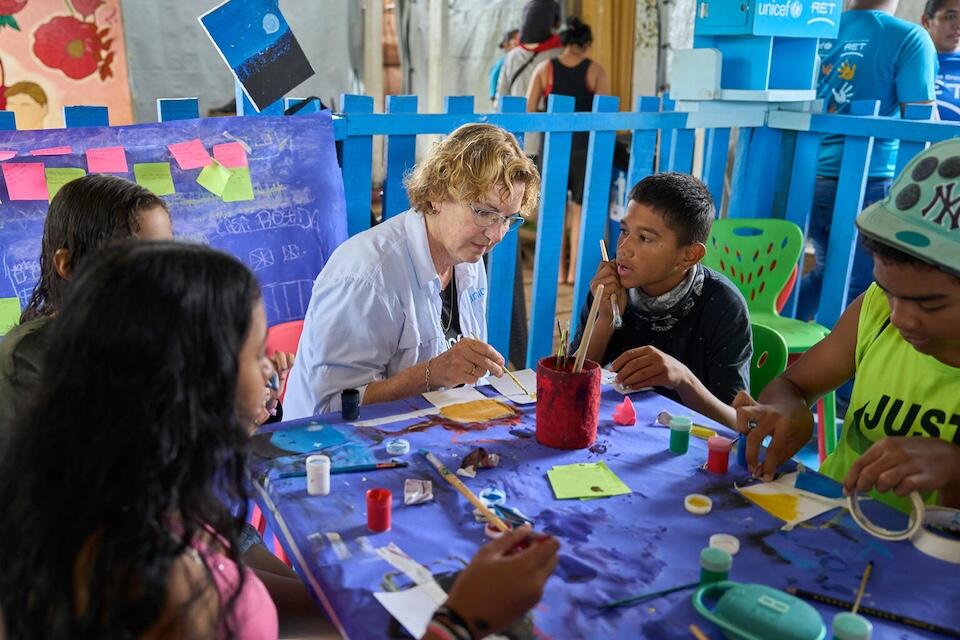 A boy tells UNICEF's Karin Hulshof about his experience crossing the Darien Gap in September 2024. 