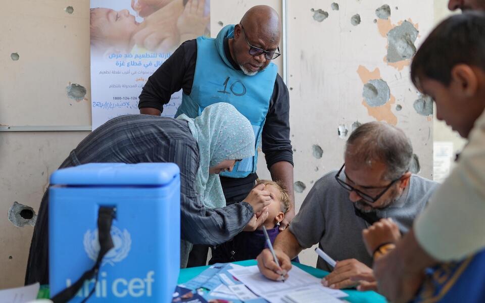 In northern Gaza, a child is vaccinated against polio during a campaign carried out by the Palestinian Ministry of Health, UNICEF, WHO, UNRWA and partners in November 2024.