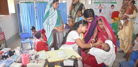 A UNICEF-supported Auxiliary Nurse Midwife immunizes a child in the village of Tulsidih in Jharkhand, India.