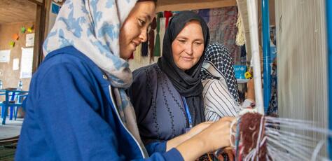 A young woman learns carpet weaving in a vocational training course in Herat, Afghanistan, supported by UNICEF with funding from the Government of Japan.